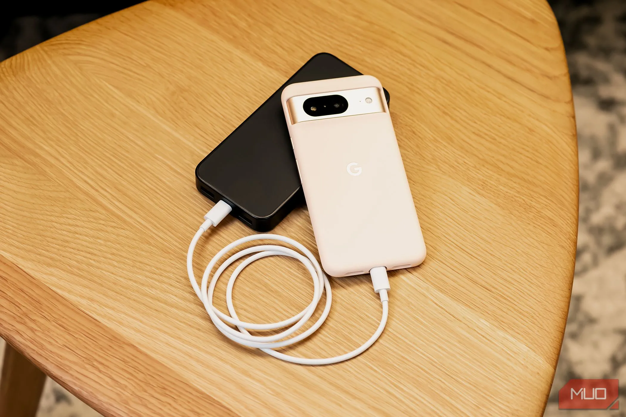 Điện thoại Google Pixel 8 đang được sạc pin bằng cáp USB-C