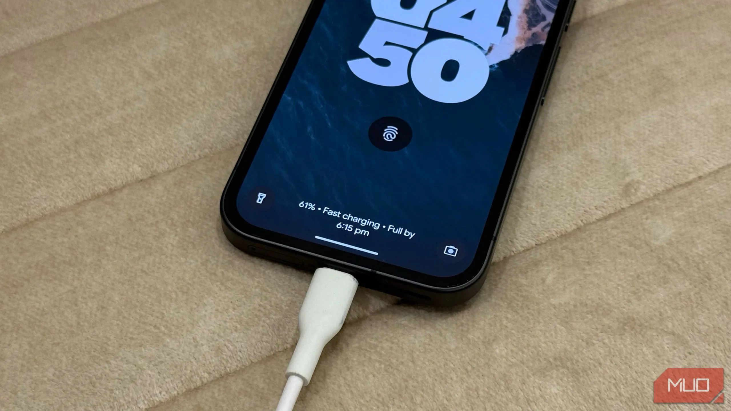 Điện thoại Google Pixel 9a đang sạc nhanh trên ghế sofa, minh họa việc sử dụng điện thoại khi sạc