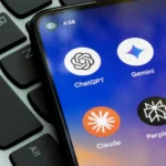 Điện thoại hiển thị biểu tượng ứng dụng chatbot AI, minh họa tương tác người dùng với công nghệ AI