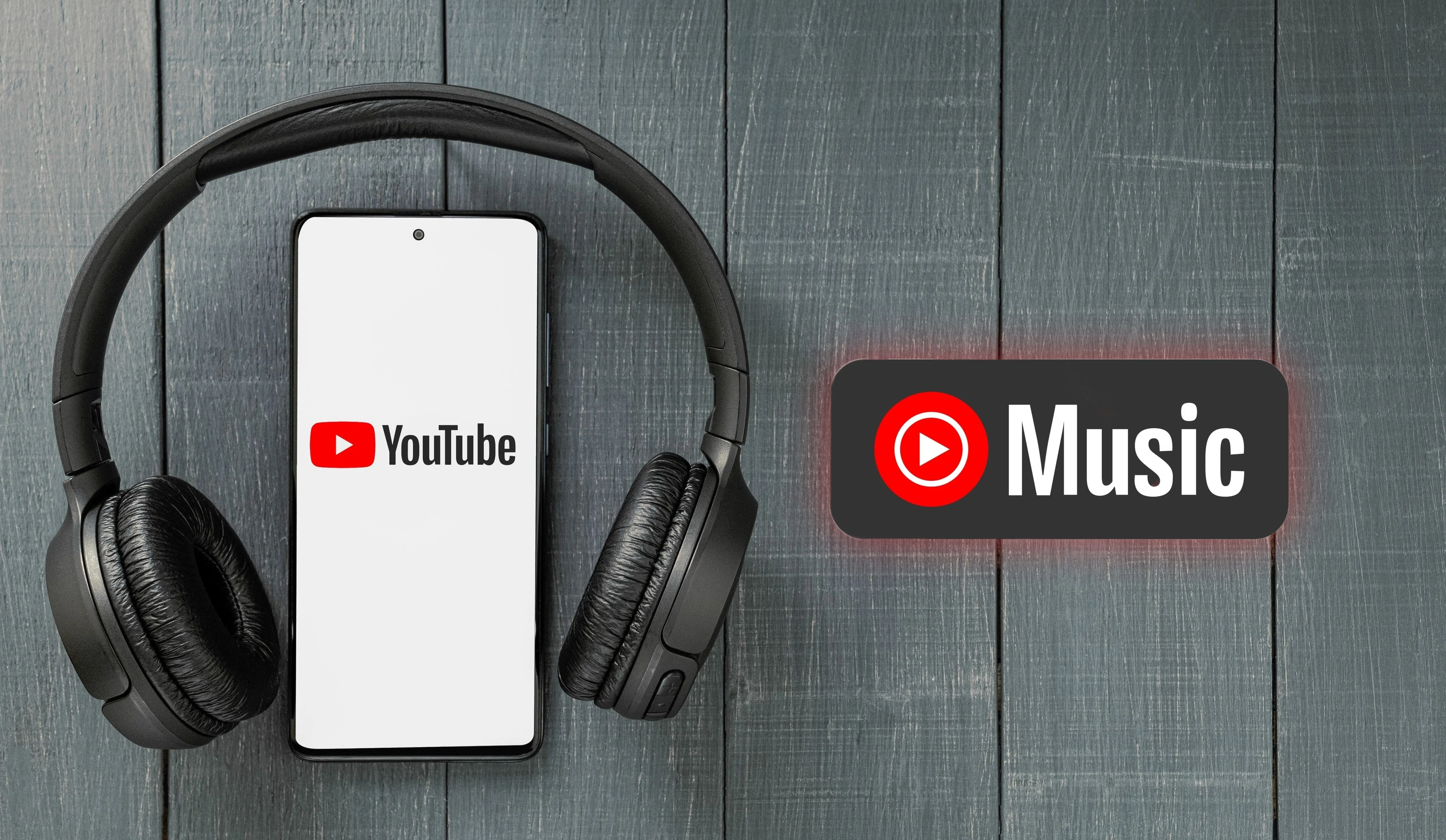 Điện thoại hiển thị logo YouTube và biểu tượng YouTube Music, kèm tai nghe, minh họa cho việc điều khiển YouTube Music trong Google Maps.