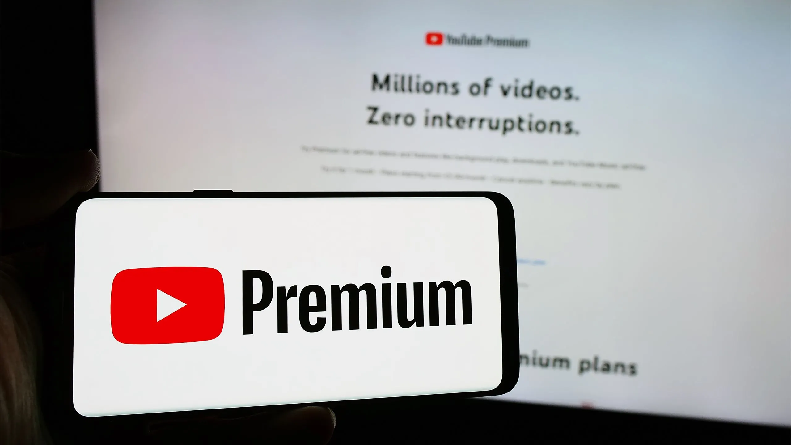 Điện thoại hiển thị ứng dụng YouTube cùng logo YouTube Premium, thể hiện trải nghiệm xem video cao cấp.