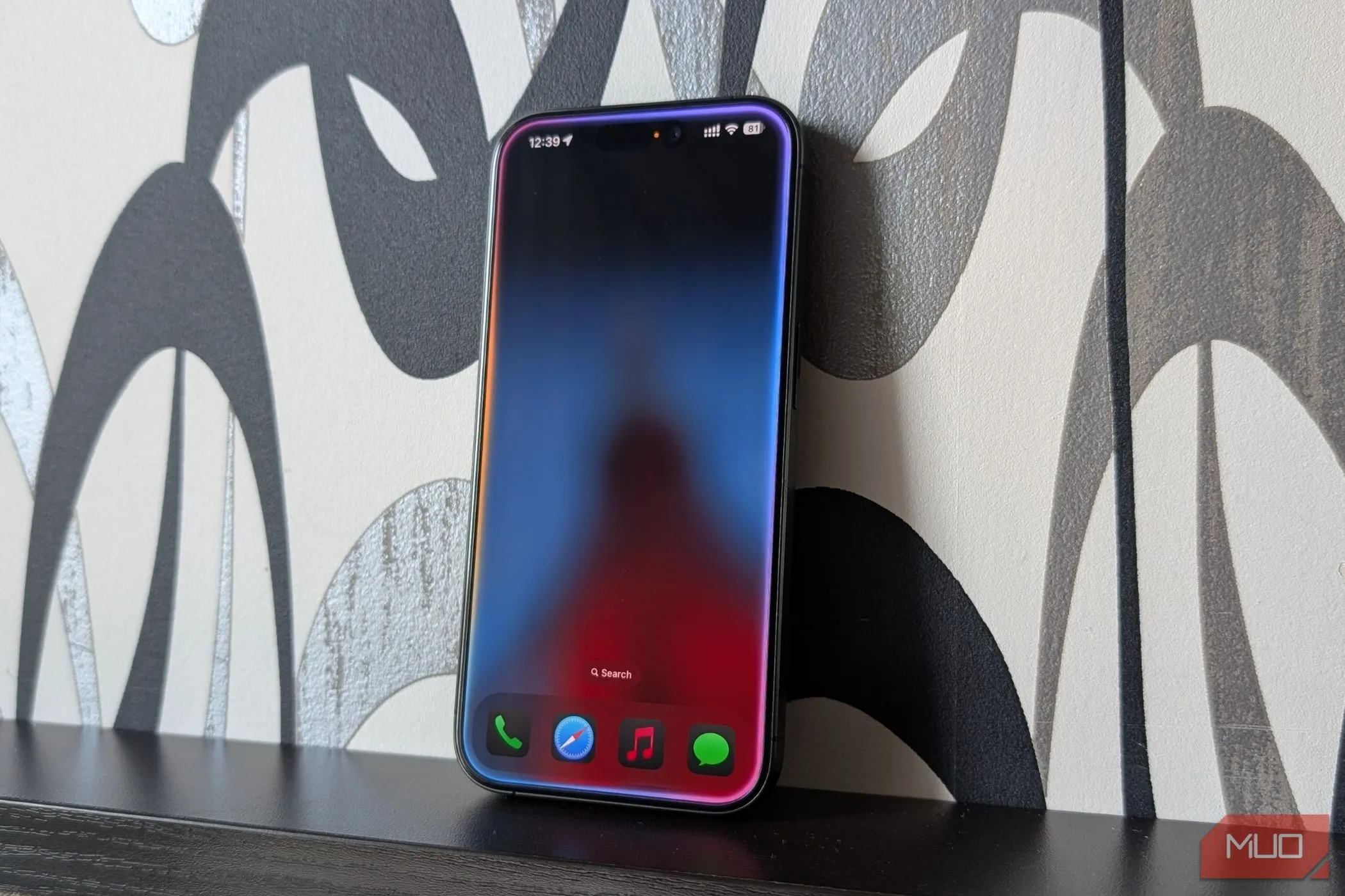 Điện thoại iPhone với trợ lý ảo Siri đang chờ lệnh, minh họa việc Apple Intelligence hoạt động trên thiết bị