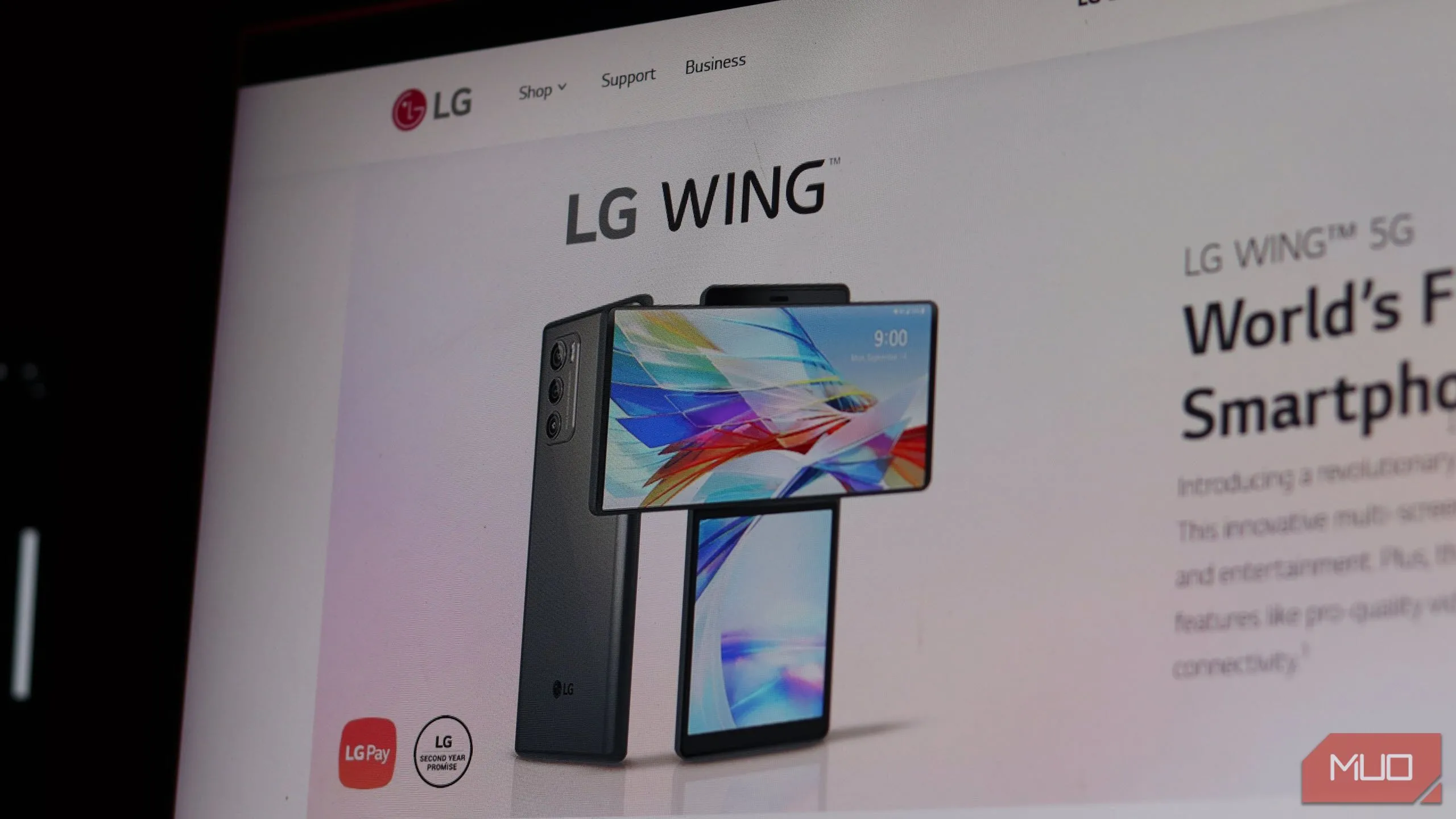 Điện thoại LG Wing hiển thị trên trang web chính thức của LG với màn hình xoay độc đáo