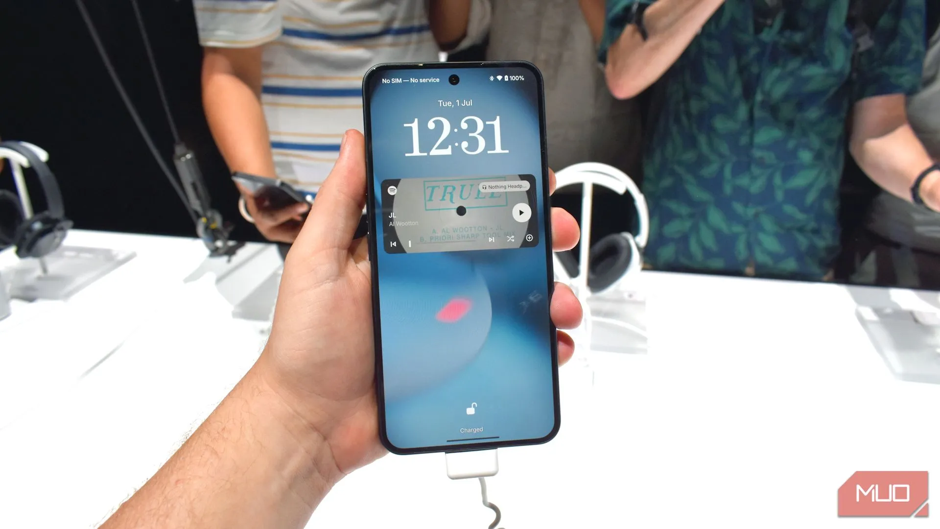 Điện thoại Nothing Phone 3 mặt trước trong tay người dùng