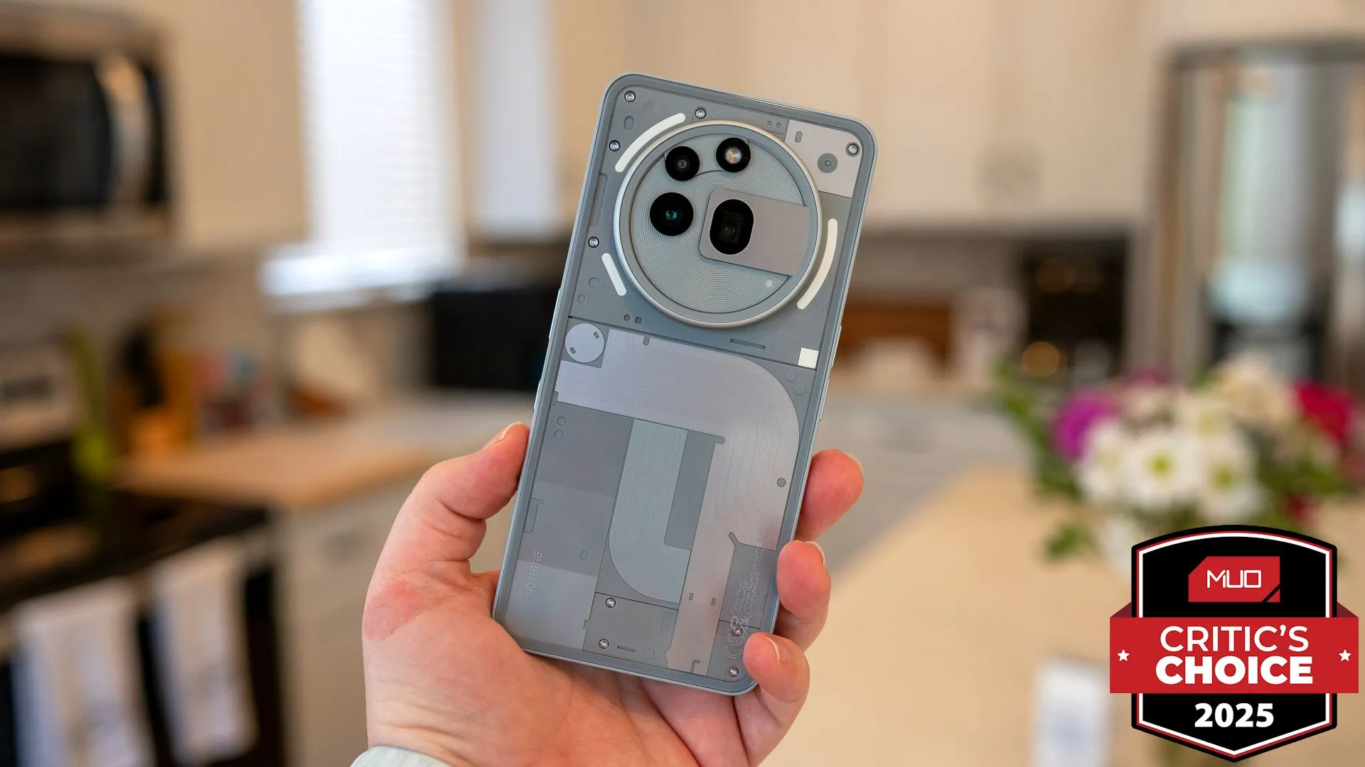 Điện thoại Nothing Phone (3a) Pro được cầm trên tay và nhận giải tại MWC 2025.