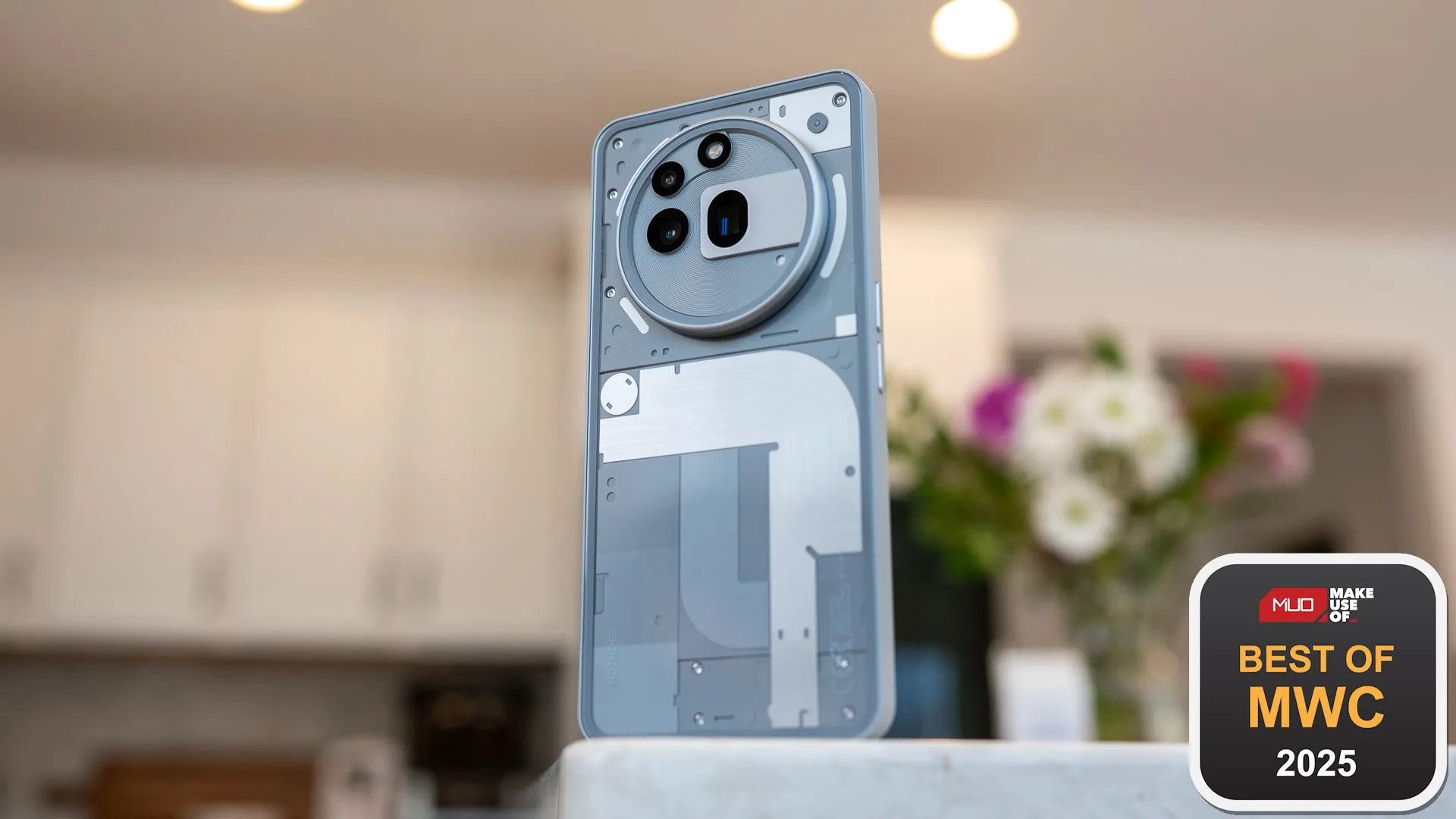 Điện thoại Nothing Phone (3a) Pro với thiết kế Glyph đặc trưng, được vinh danh tại MWC 2025.