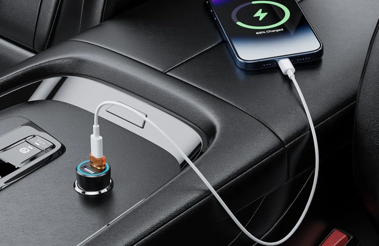 Điện thoại sạc trong xe hơi bằng cáp USB-C thông qua bộ chuyển đổi USB sang USB-C