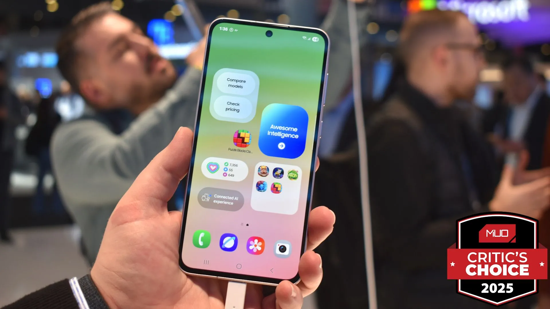 Điện thoại Samsung Galaxy A56 nhìn từ mặt trước tại MWC 2025 nhận giải thưởng.
