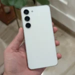 Điện thoại Samsung Galaxy S23 trong tay người dùng, thể hiện tính tiện lợi và thời lượng pin