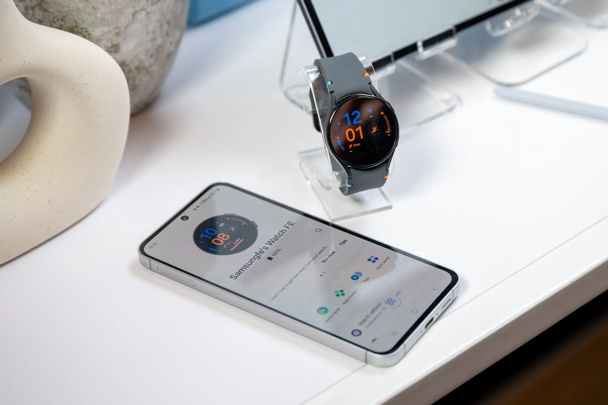 Điện thoại Samsung Galaxy S24 FE sạc pin cho đồng hồ Galaxy Watch qua cổng USB-C