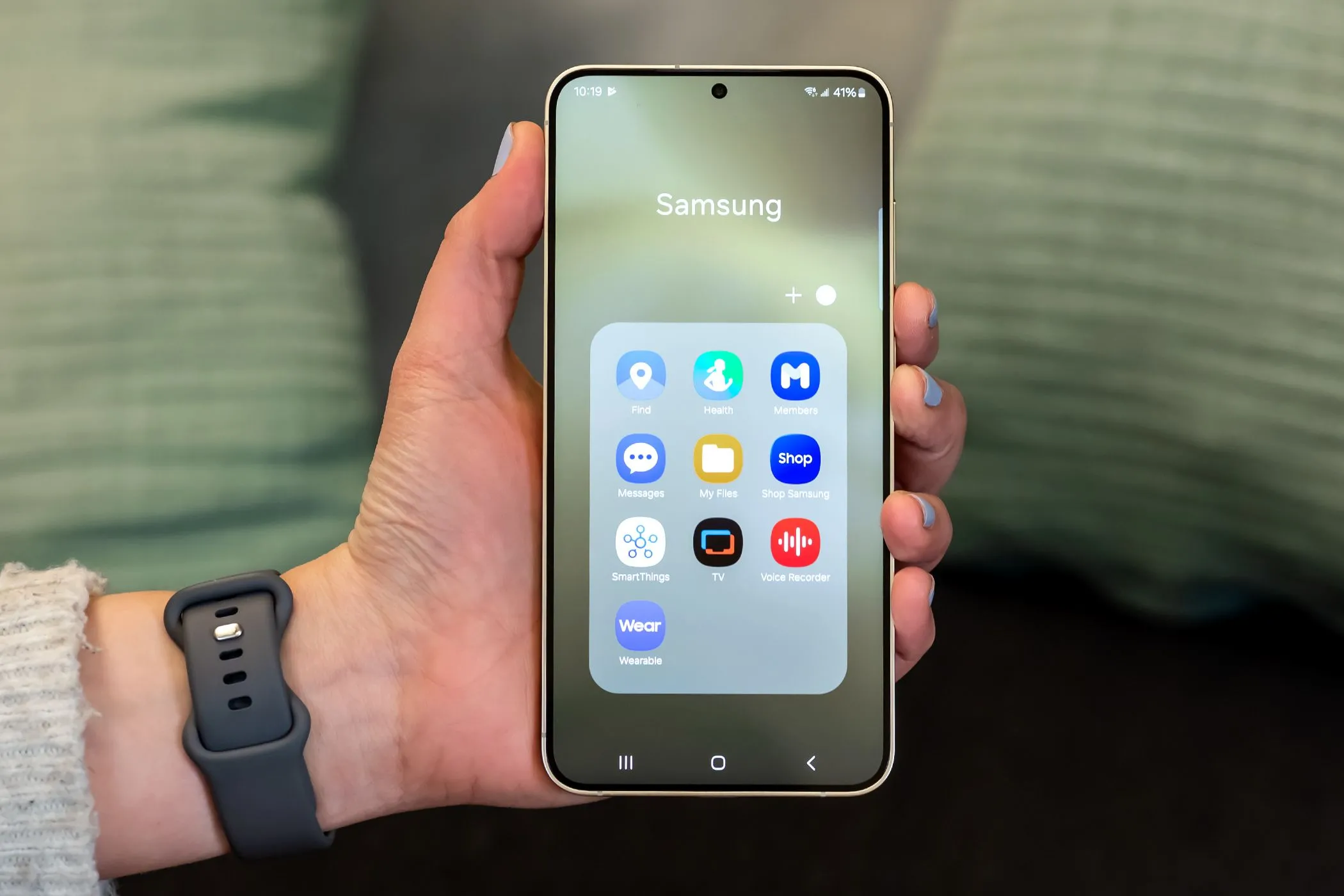 Điện thoại Samsung với các ứng dụng Samsung tích hợp sẵn trong một thư mục