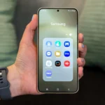 Điện thoại Samsung với nhiều ứng dụng rác được cài đặt sẵn trong một thư mục