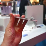 Điện thoại Tecno Spark Slim siêu mỏng nhìn từ cạnh bên tại MWC 2025 nhận giải thưởng.