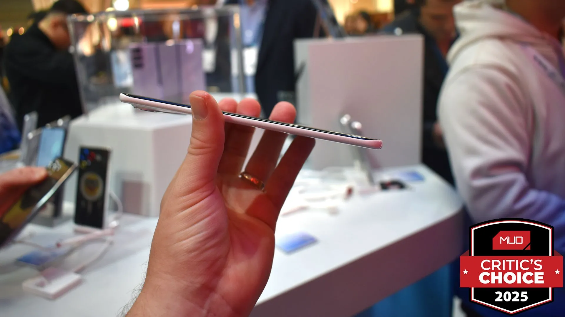 Điện thoại Tecno Spark Slim siêu mỏng nhìn từ cạnh bên tại MWC 2025 nhận giải thưởng.
