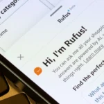 Điện thoại thông minh hiển thị giao diện chatbot AI Rufus của Amazon hỗ trợ mua sắm