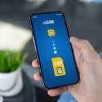 Điện thoại thông minh minh họa việc chuyển từ SIM vật lý sang eSIM