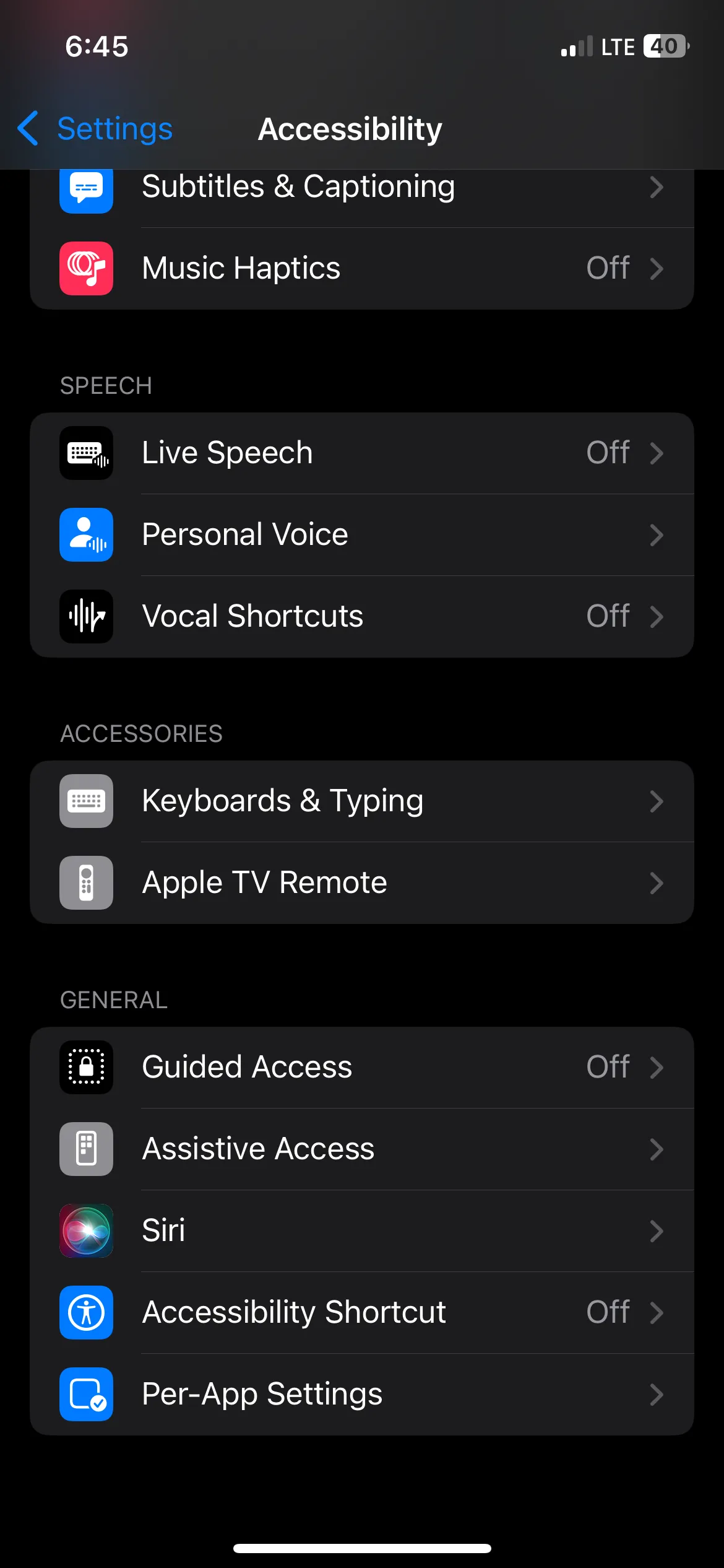 Điều hướng đến cài đặt Bàn phím &amp; Gõ (Keyboard &amp; Typing) trong mục Trợ năng trên iPhone.