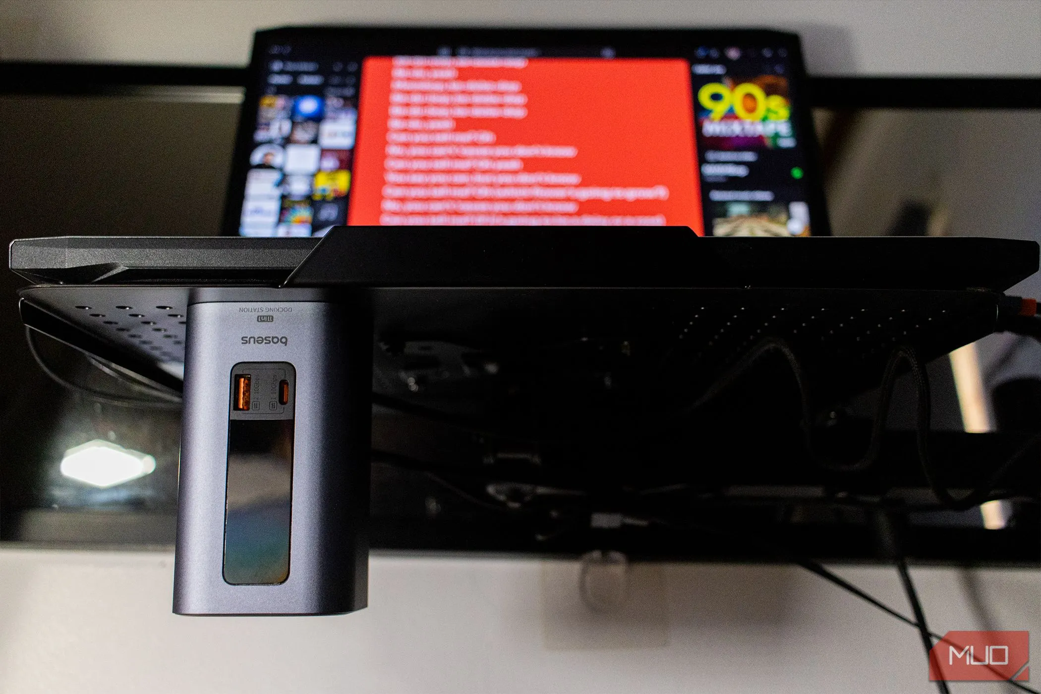 Docking Station Baseus Spacemate 11-in-1 được gắn từ tính dưới khay laptop, thể hiện tính năng đế từ độc đáo