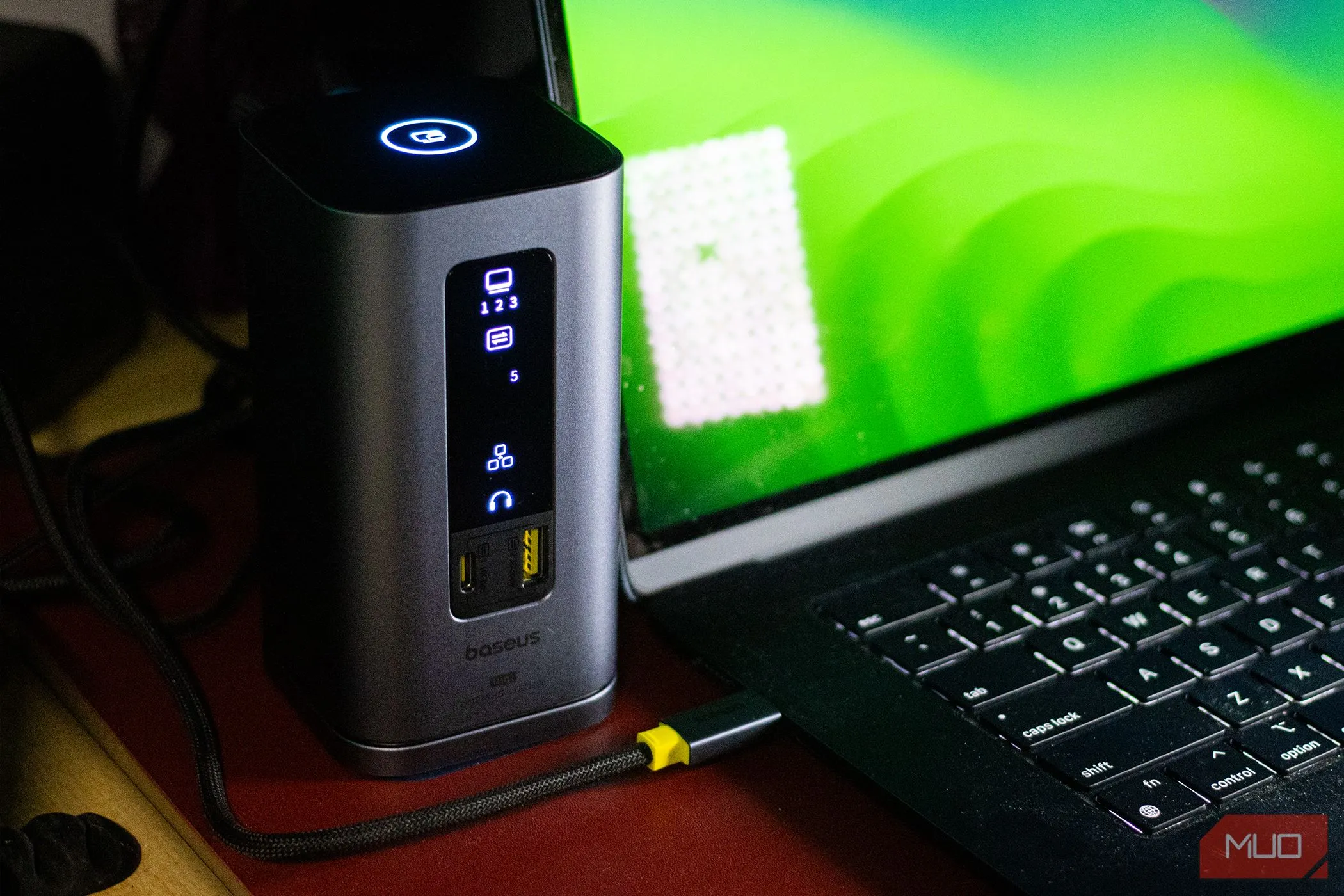 Docking Station Baseus Spacemate 11-in-1 kết nối với MacBook Air, sẵn sàng cho không gian làm việc đa nhiệm