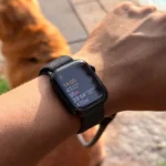 Đồng hồ thông minh Apple Watch hiển thị thống kê luyện tập trên cổ tay người dùng