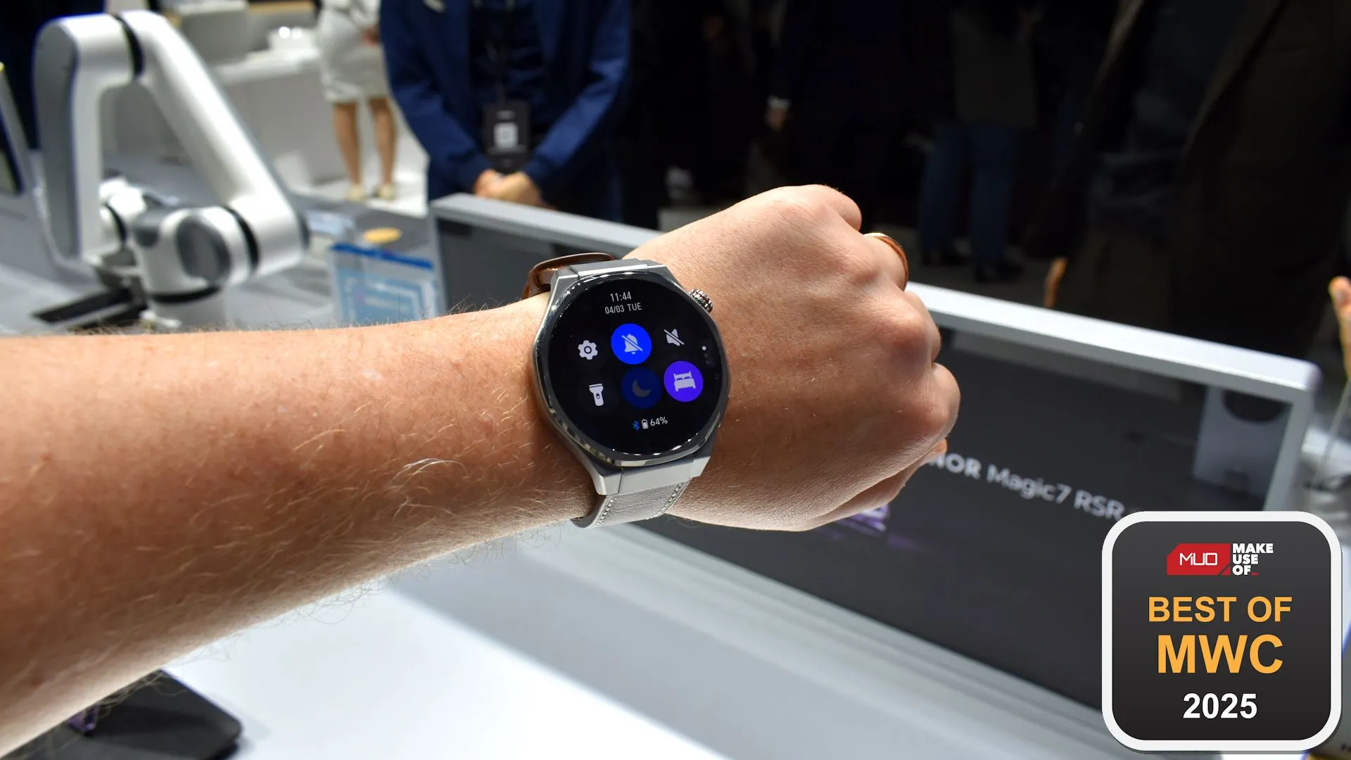 Đồng hồ thông minh Honor Watch 5 Ultra nhận giải thưởng tại MWC 2025, nổi bật với màn hình AMOLED.