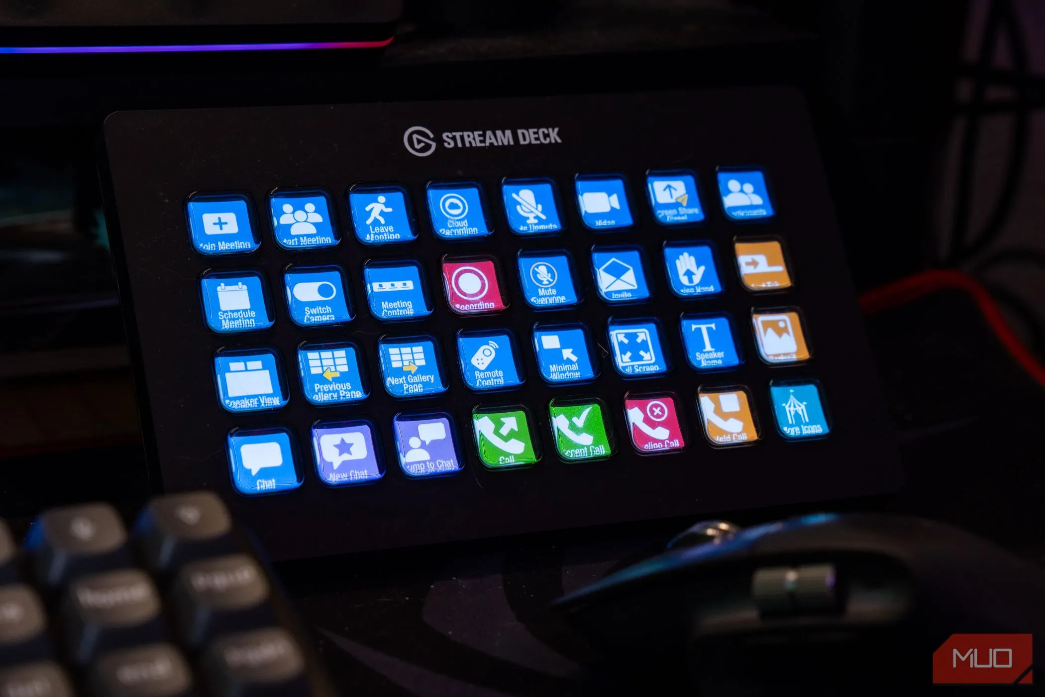 Elgato Stream Deck XL hiển thị các phím tắt và biểu tượng cho ứng dụng Zoom, tối ưu hóa điều khiển cuộc họp trực tuyến.