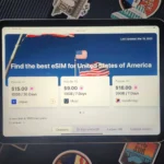 eSIM du lịch được hiển thị trên iPad cùng vali và bản đồ, tượng trưng cho sự tiện lợi khi di chuyển.