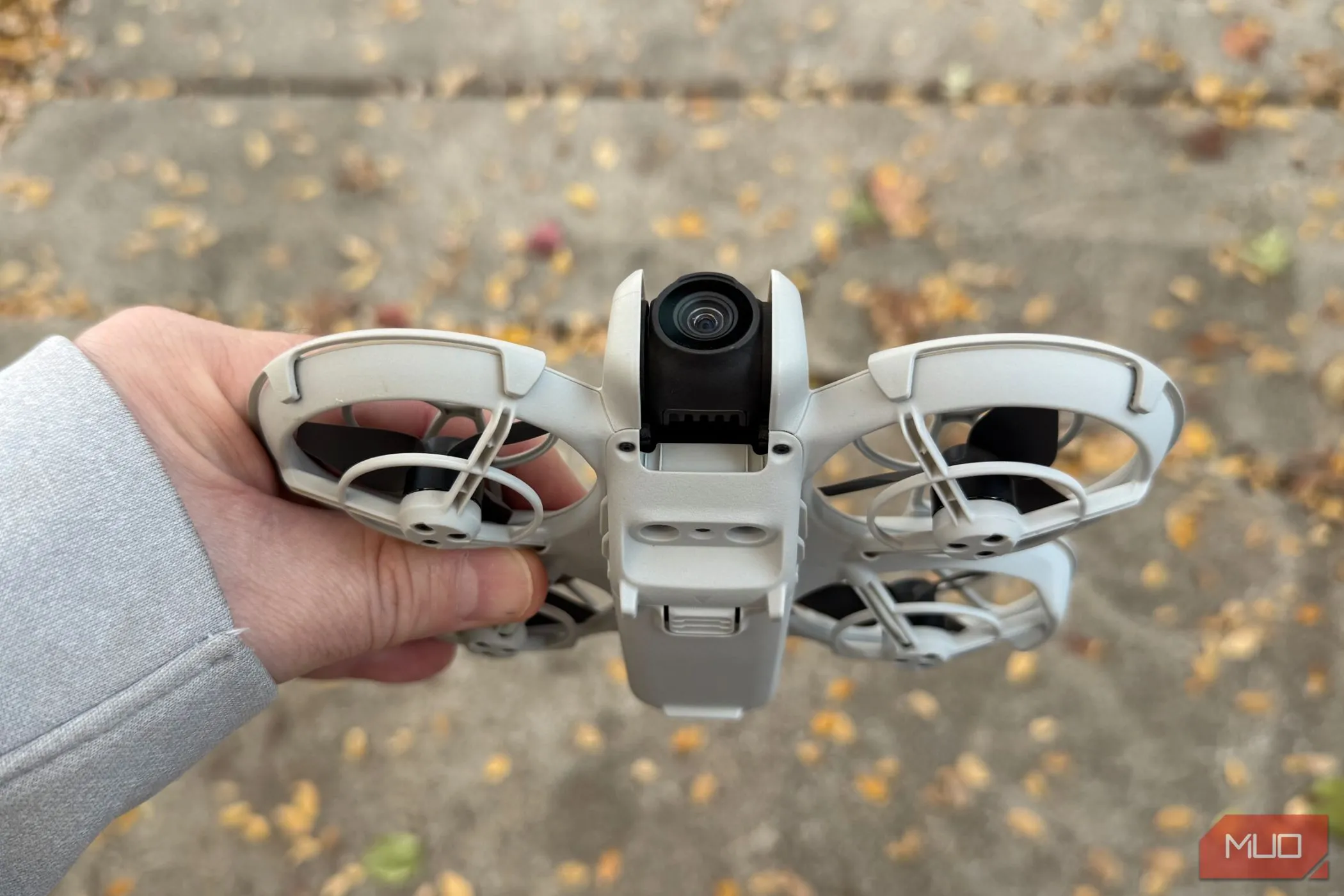 Flycam DJI Neo nhỏ gọn trong lòng bàn tay