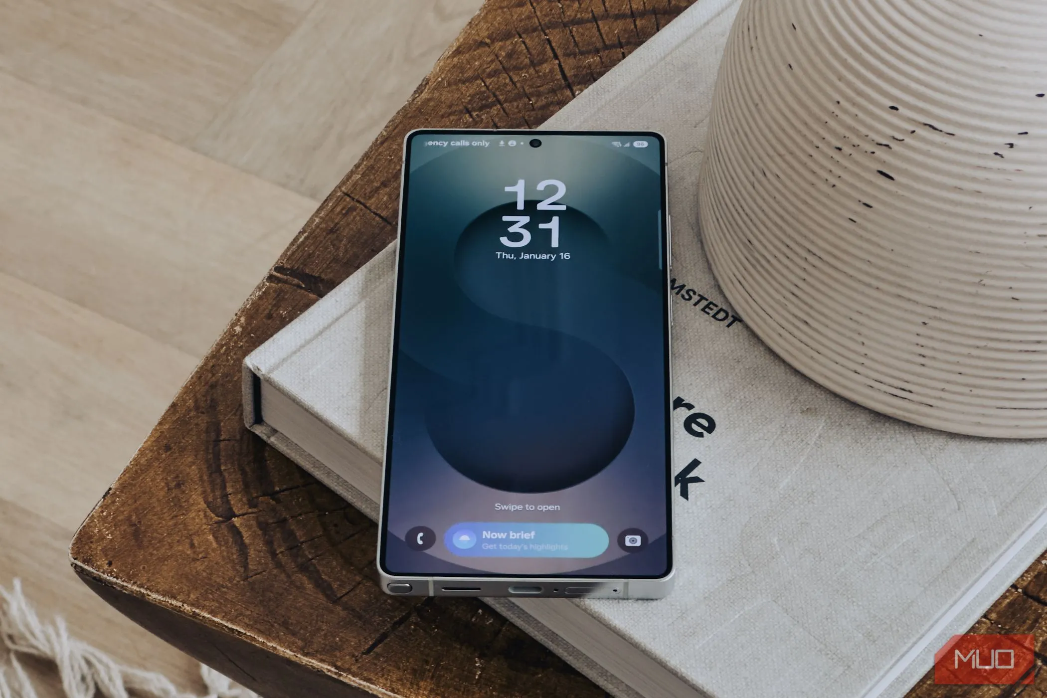 Galaxy S25 Ultra hiển thị Daily Brief trên màn hình khóa, minh họa khả năng AI tiện ích