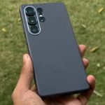 Galaxy S25 Ultra Kindsuit Case cầm tay với cỏ ở hậu cảnh