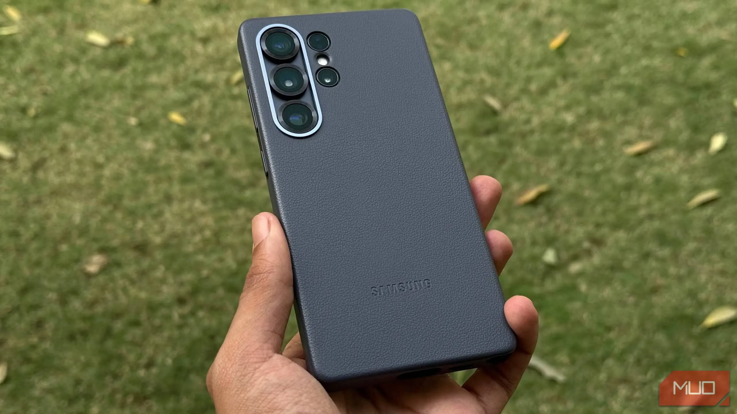 Galaxy S25 Ultra Kindsuit Case cầm tay với cỏ ở hậu cảnh