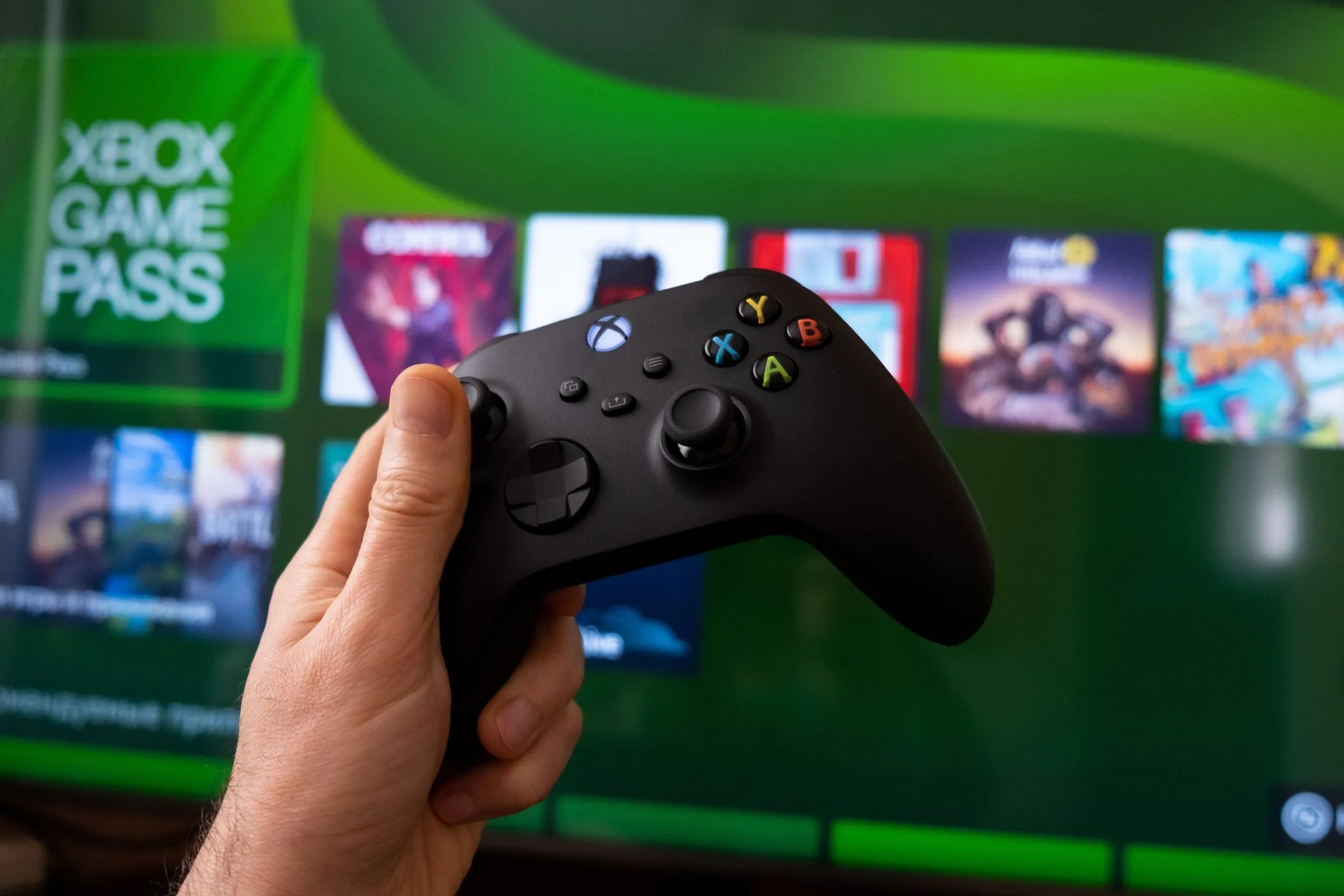 Game thủ với tay cầm Xbox và màn hình chơi game, tối ưu âm thanh PCM
