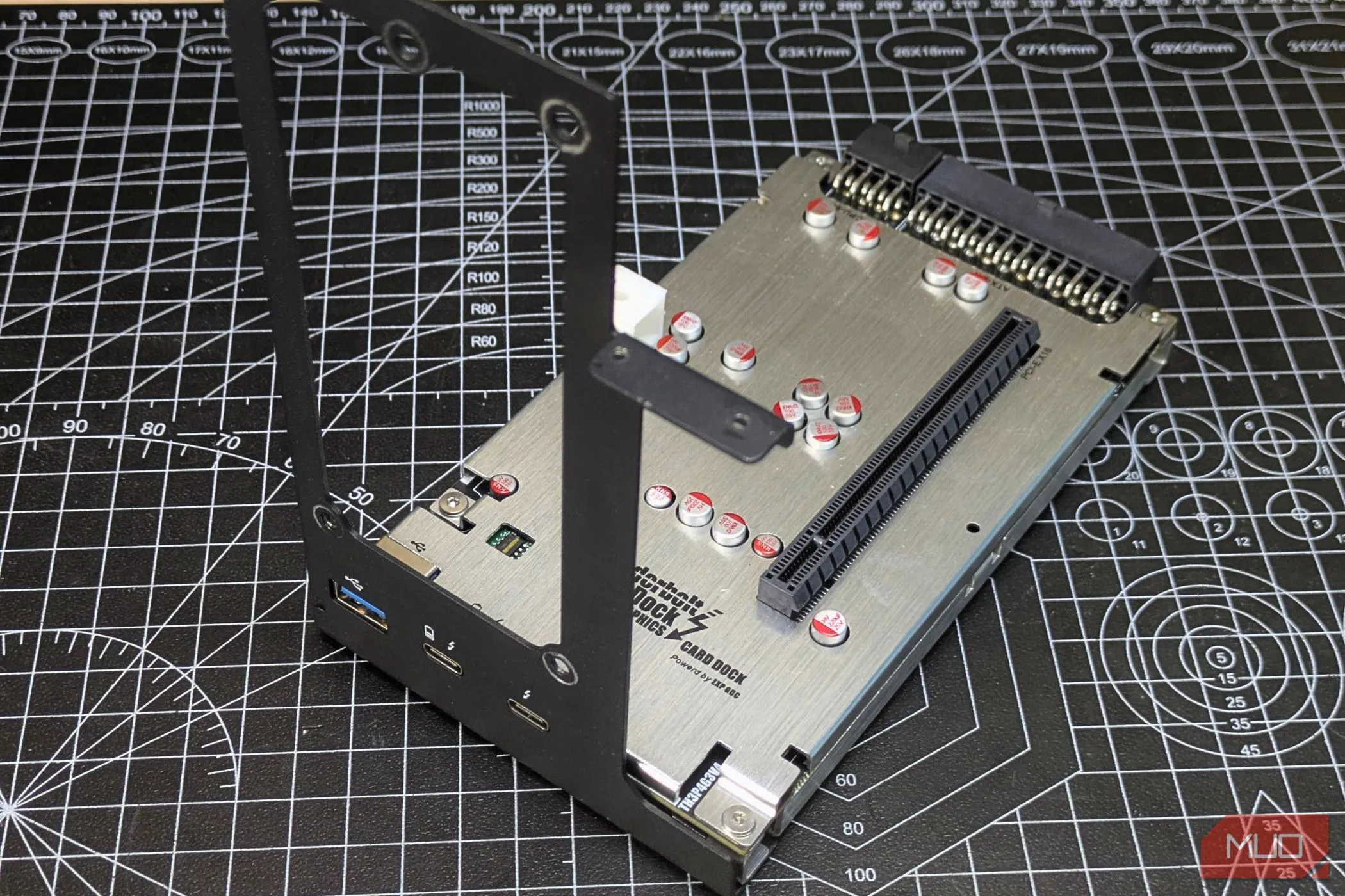 Gắn khung giữ (mounting bracket) vào dock eGPU TH3P4 trước khi lắp đặt card đồ họa và bộ nguồn