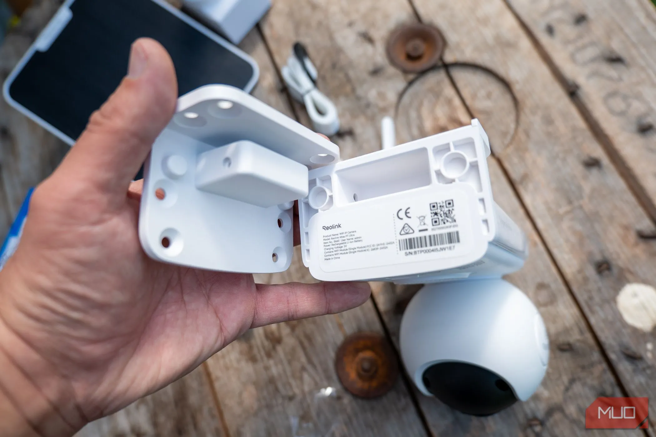 Giá đỡ gắn camera Reolink Altas PT Ultra lên tường hoặc trần nhà