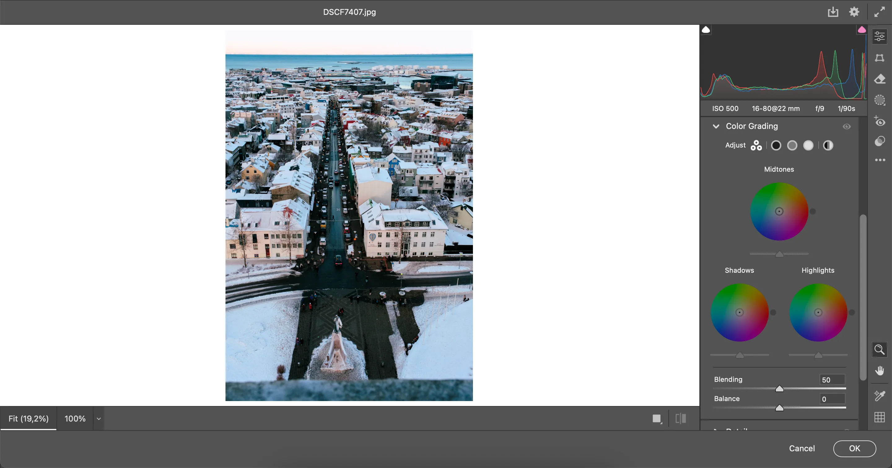 Giao diện Adobe Camera Raw với ảnh đang được chỉnh sửa, hiển thị biểu đồ histogram và các thanh trượt điều chỉnh.