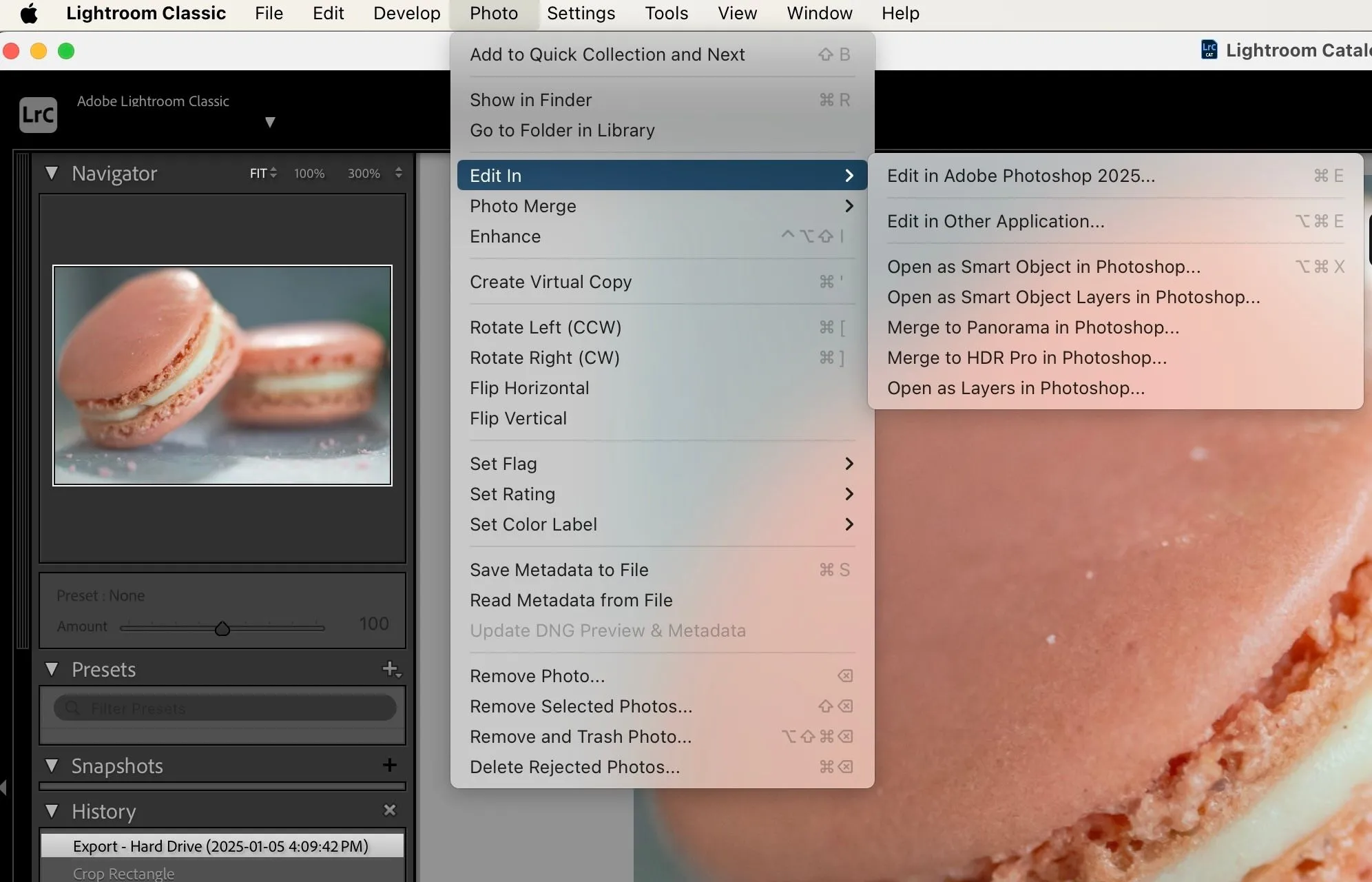 Giao diện Adobe Lightroom và Photoshop cho thấy sự tích hợp liền mạch giữa hai phần mềm chỉnh sửa ảnh chuyên nghiệp.