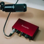 Giao diện âm thanh Focusrite Scarlett Solo Gen 3 cùng micro XLR đang kết nối