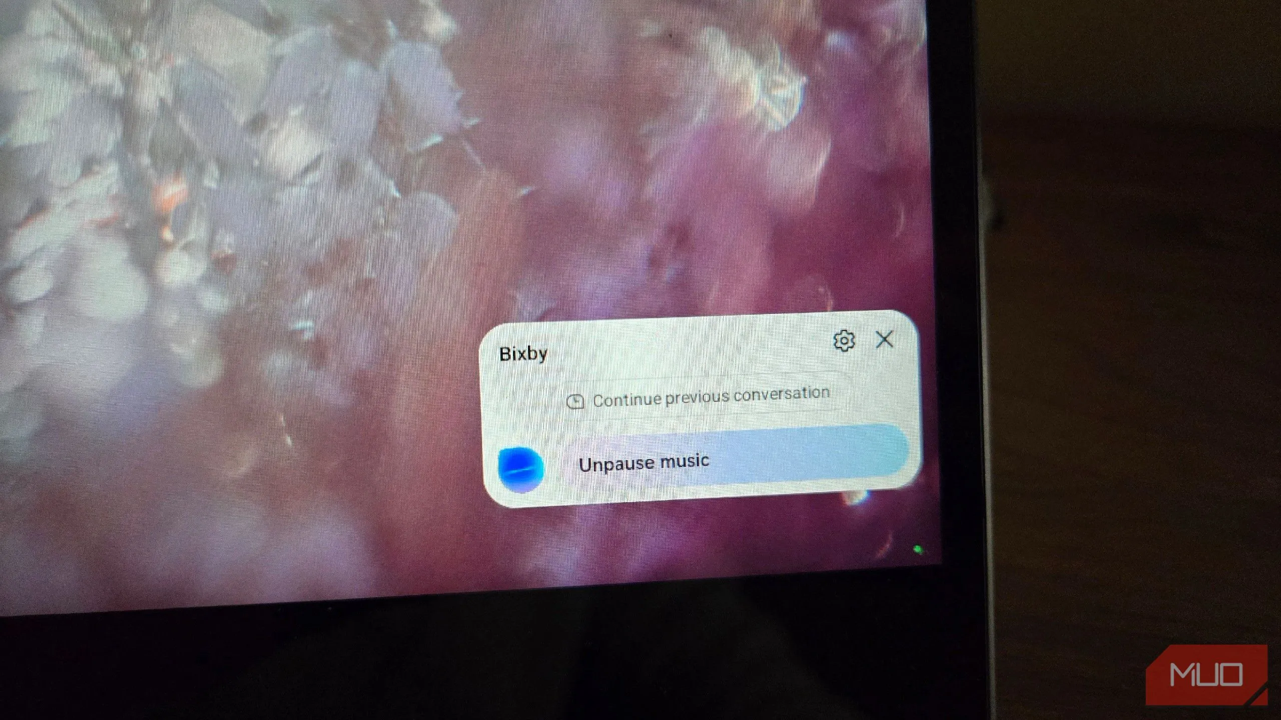 Giao diện Bixby đang tạm dừng phát nhạc trong Samsung DeX, thể hiện khả năng điều khiển âm thanh bằng giọng nói.