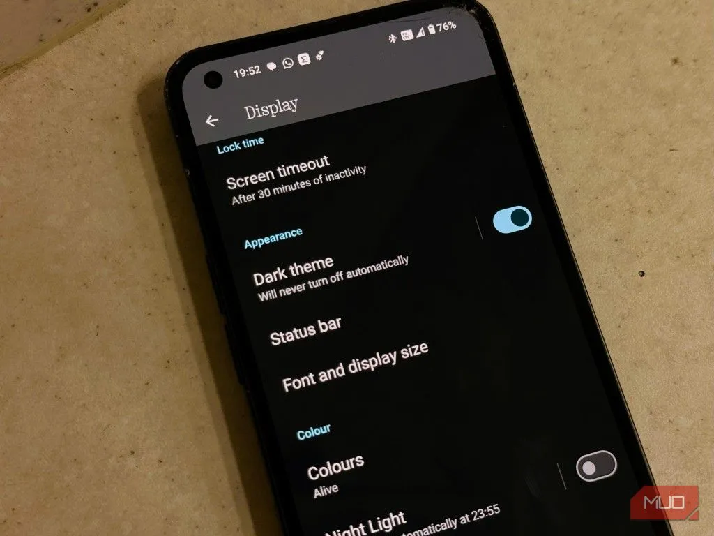 Giao diện cài đặt chế độ tối trên điện thoại Android, cho phép bật hoặc tắt tính năng này.