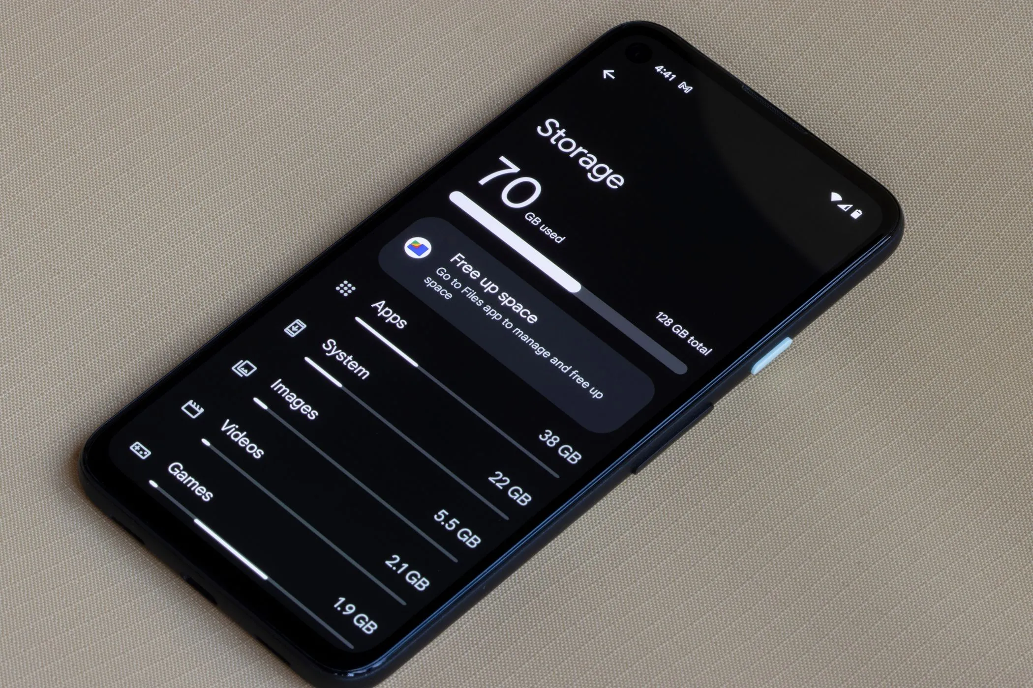 Giao diện cài đặt lưu trữ trên điện thoại Android, minh họa cách kiểm tra và quản lý dung lượng bộ nhớ để giải phóng không gian lưu trữ.