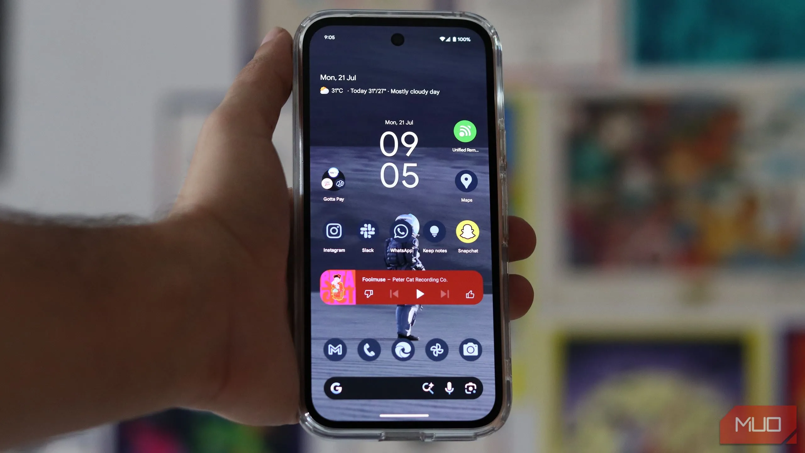 Giao diện chính của Pixel Launcher trên Pixel 9a, hiển thị thiết kế tối giản và widget At a Glance.