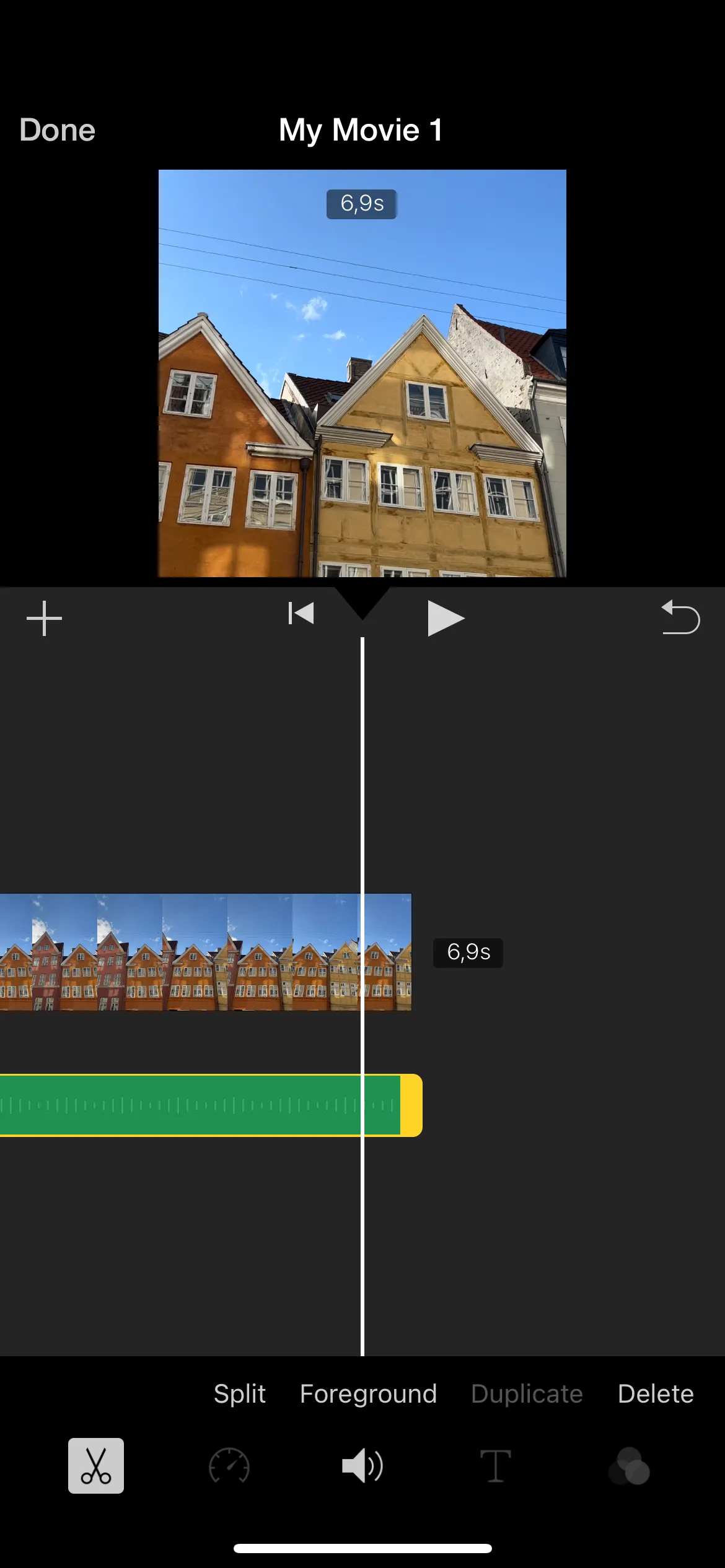Giao diện chỉnh sửa video trong ứng dụng iMovie trên iPhone, cho phép cắt ghép và thêm hiệu ứng.