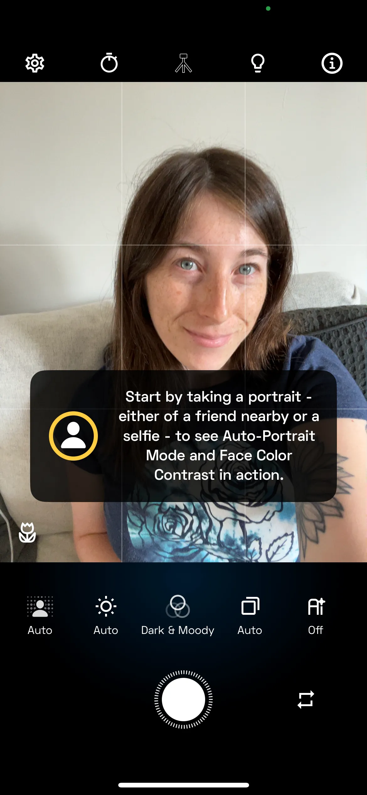 Giao diện chụp ảnh selfie với các tùy chọn của NeuralCam, giúp cải thiện ảnh chân dung tự chụp