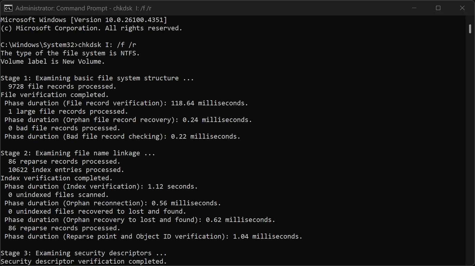 Giao diện Command Prompt hiển thị lệnh CHKDSK đang kiểm tra và sửa lỗi ổ đĩa