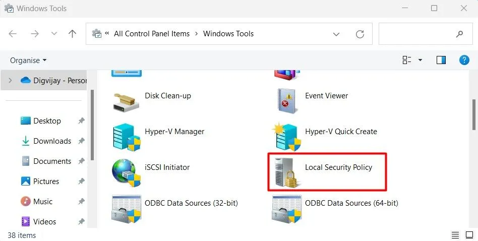 Giao diện Control Panel hiển thị tùy chọn Windows Tools để truy cập Local Security Policy