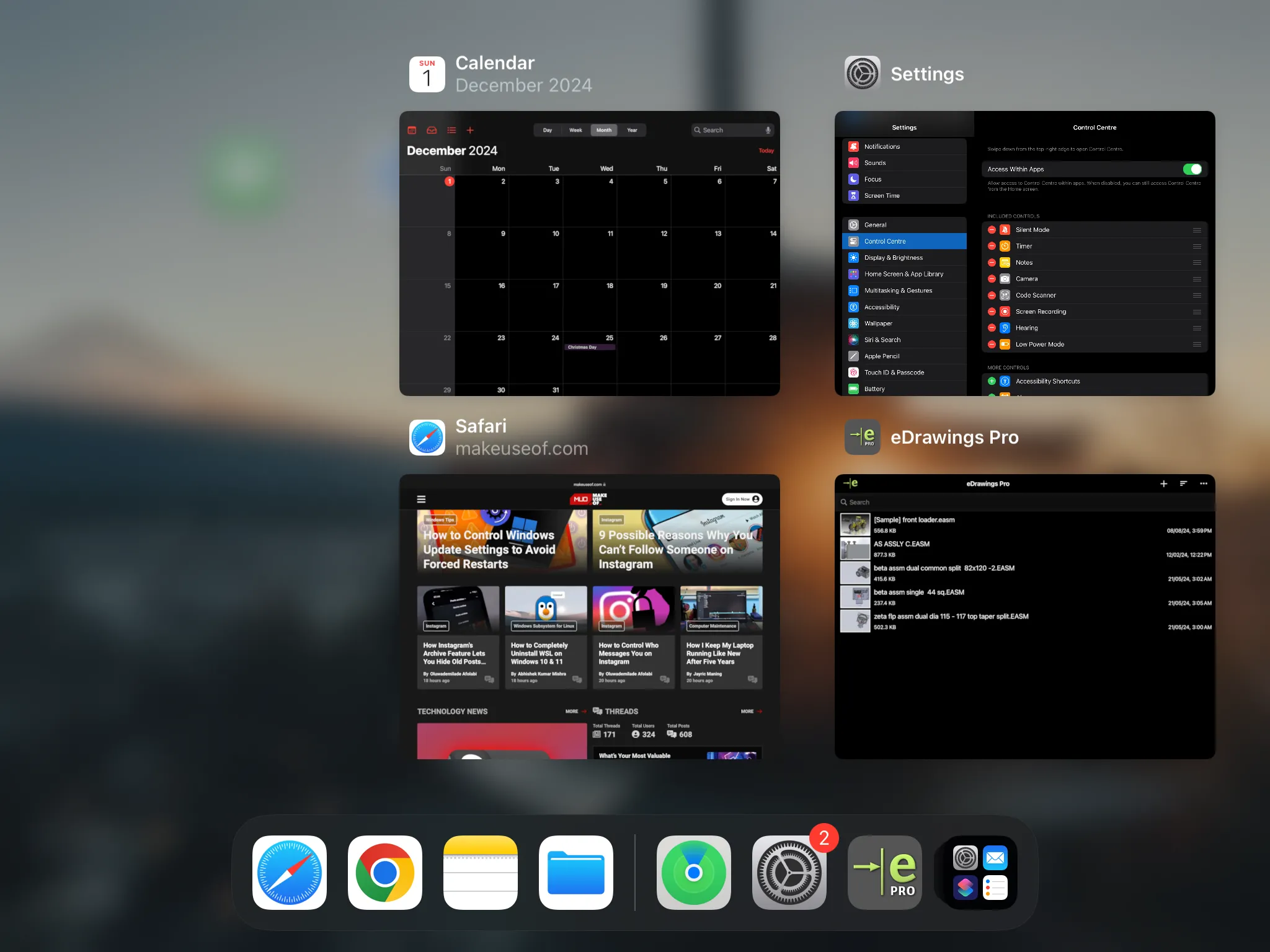 Giao diện đa nhiệm (App Switcher) của iPadOS với nhiều ứng dụng đang chạy nền