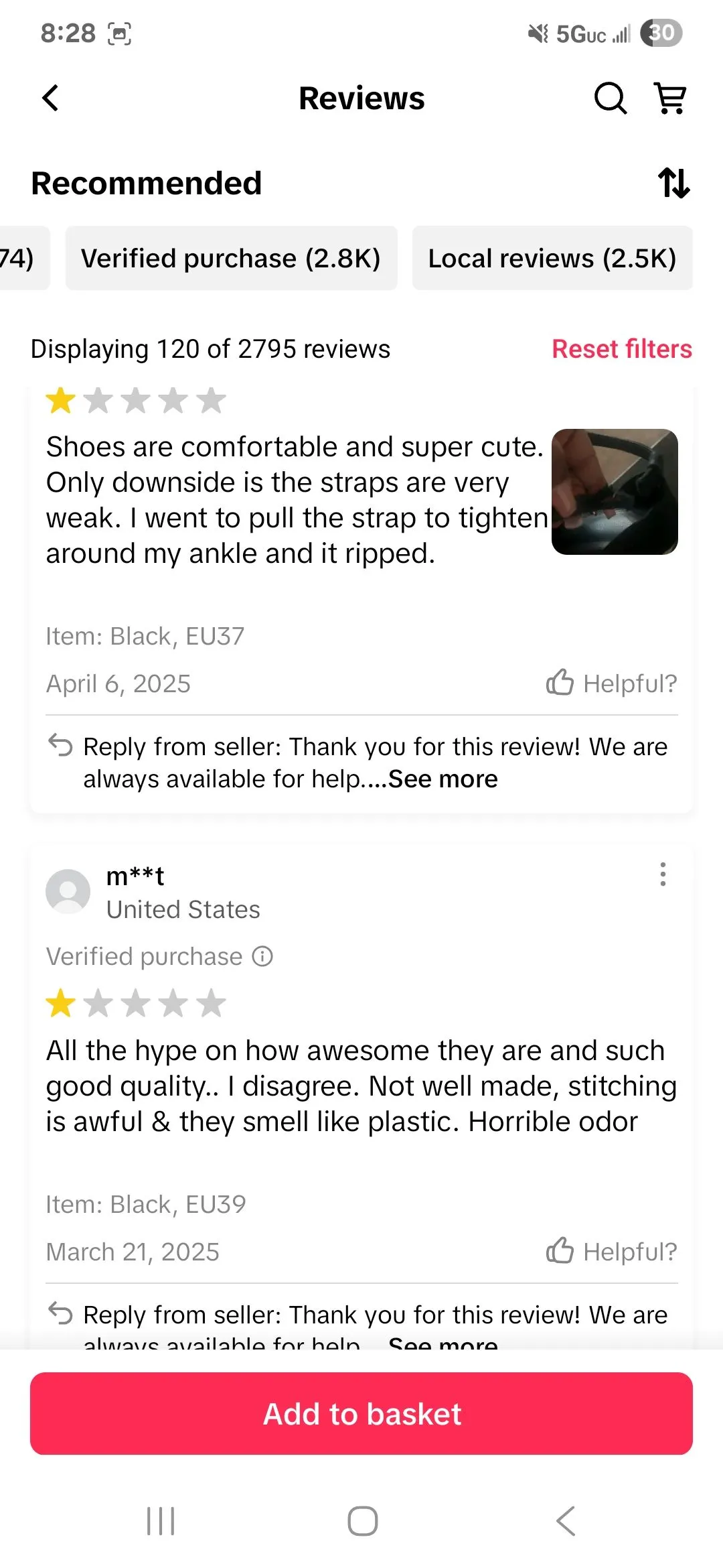 Giao diện đánh giá sản phẩm trên TikTok Shop, minh họa sự xuất hiện của các đánh giá tiêu cực sau những đánh giá tích cực ban đầu.