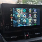 Giao diện danh sách ứng dụng trên Android Auto, hiển thị các tùy chọn điều hướng, gọi điện và tin nhắn trong xe hơi.