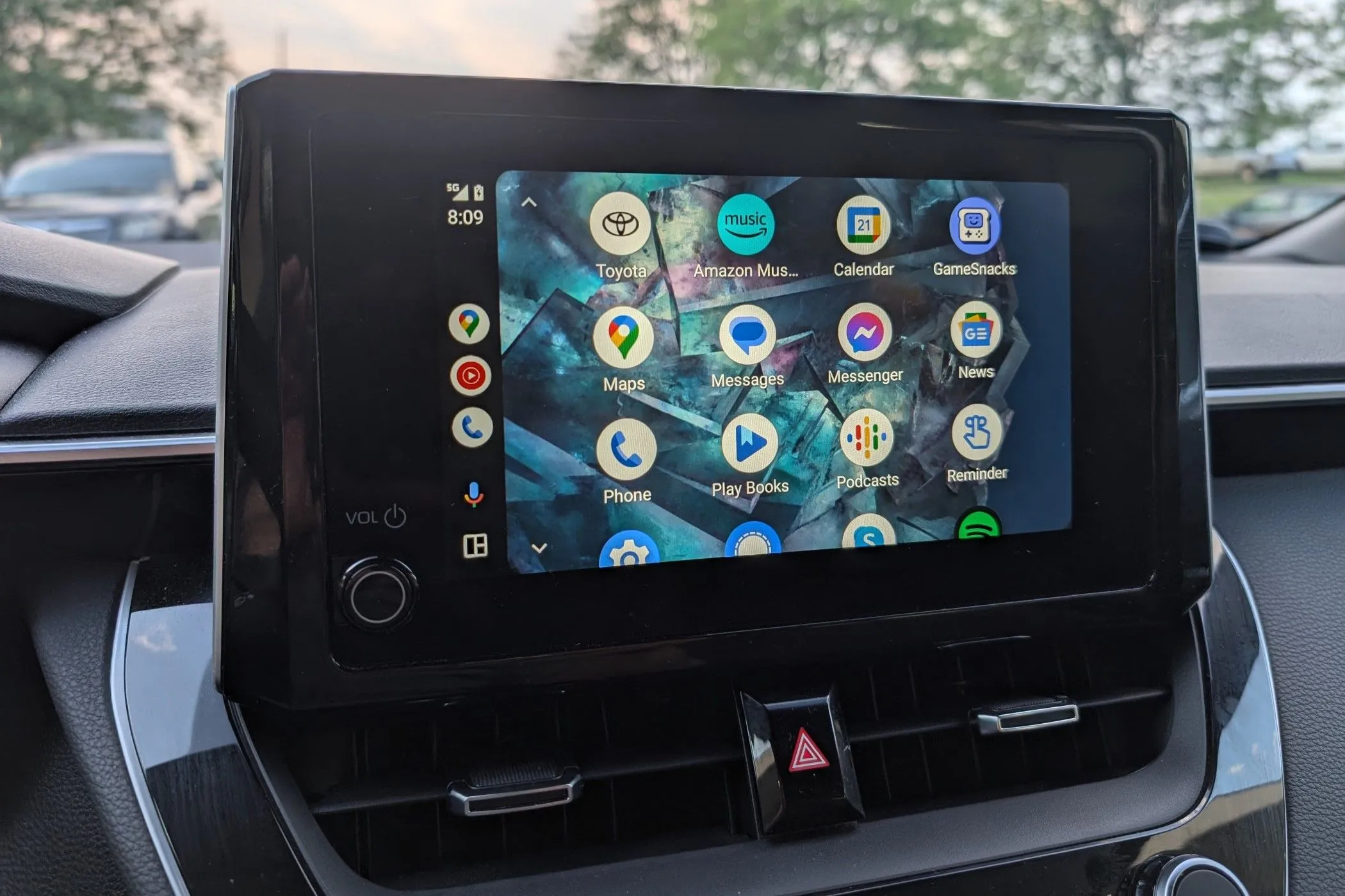 Giao diện danh sách ứng dụng trên Android Auto, hiển thị các tùy chọn điều hướng, gọi điện và tin nhắn trong xe hơi.
