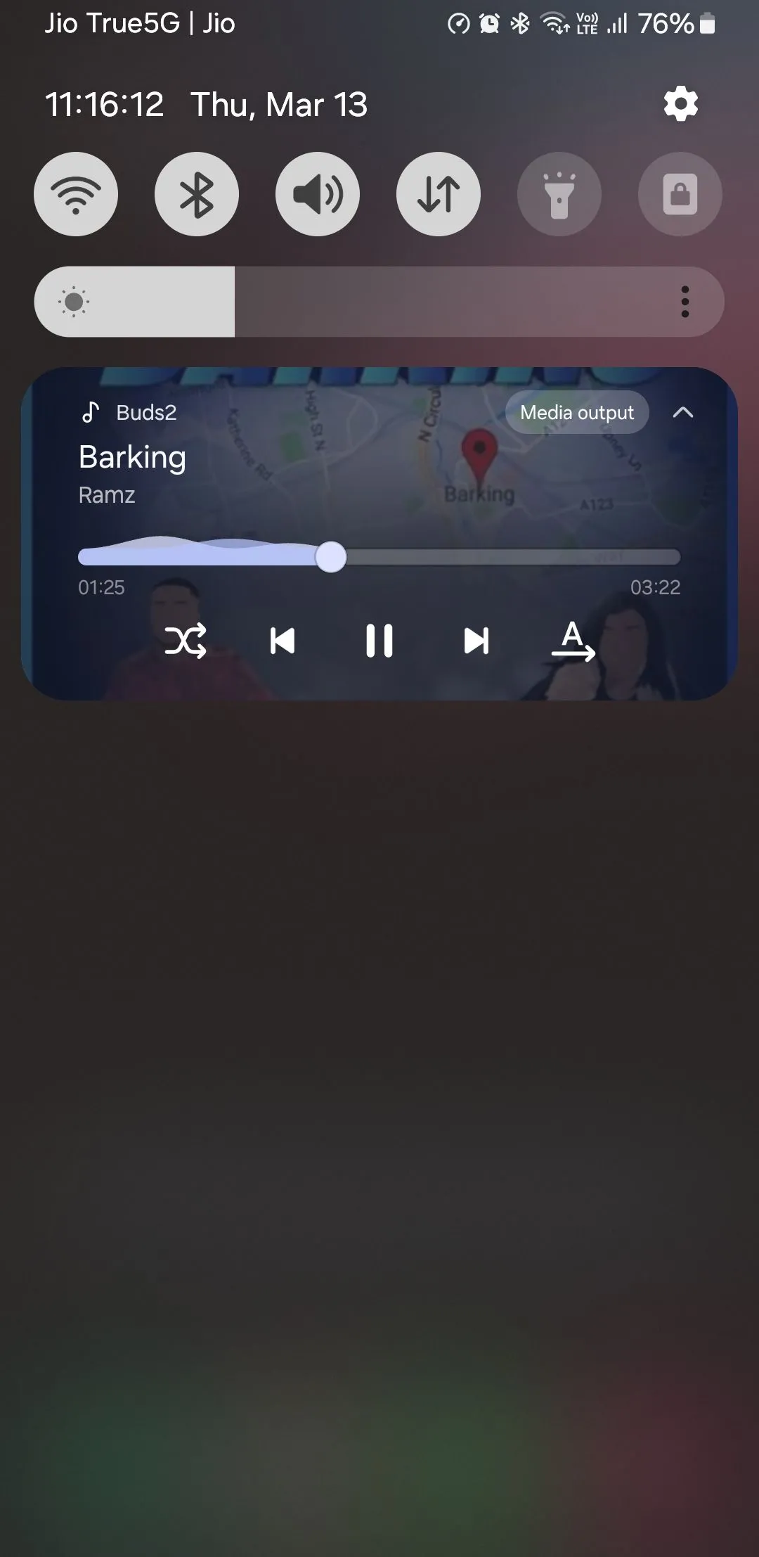 Giao diện điều khiển trình phát nhạc trên bảng thông báo điện thoại Samsung Galaxy
